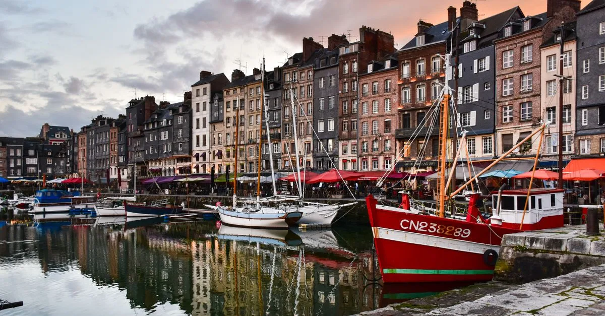 découvrez la cuisine normande, riche en saveurs authentiques avec ses produits locaux tels que le camembert, le cidre et les fruits de mer frais.